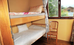 Schlafzimmer mit Stockbetten im Ferienhaus