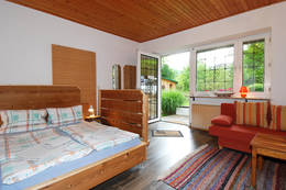 Schlafzimmer mit Garten bei der Ferienwohnung Gruber-Erdmann