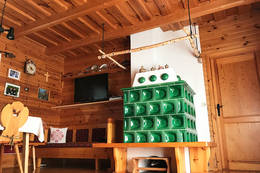 Wohnzimmer mit Kachelofen in der Gruber Hütte