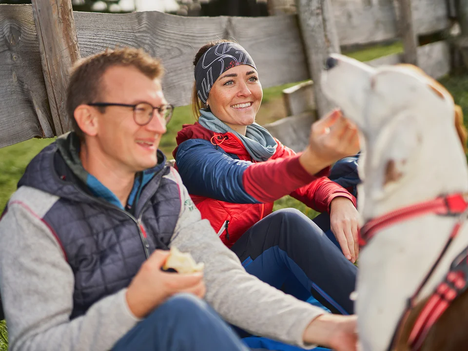 Eine Pause mit Wanderer und Hund im Naturpark Almenland.
