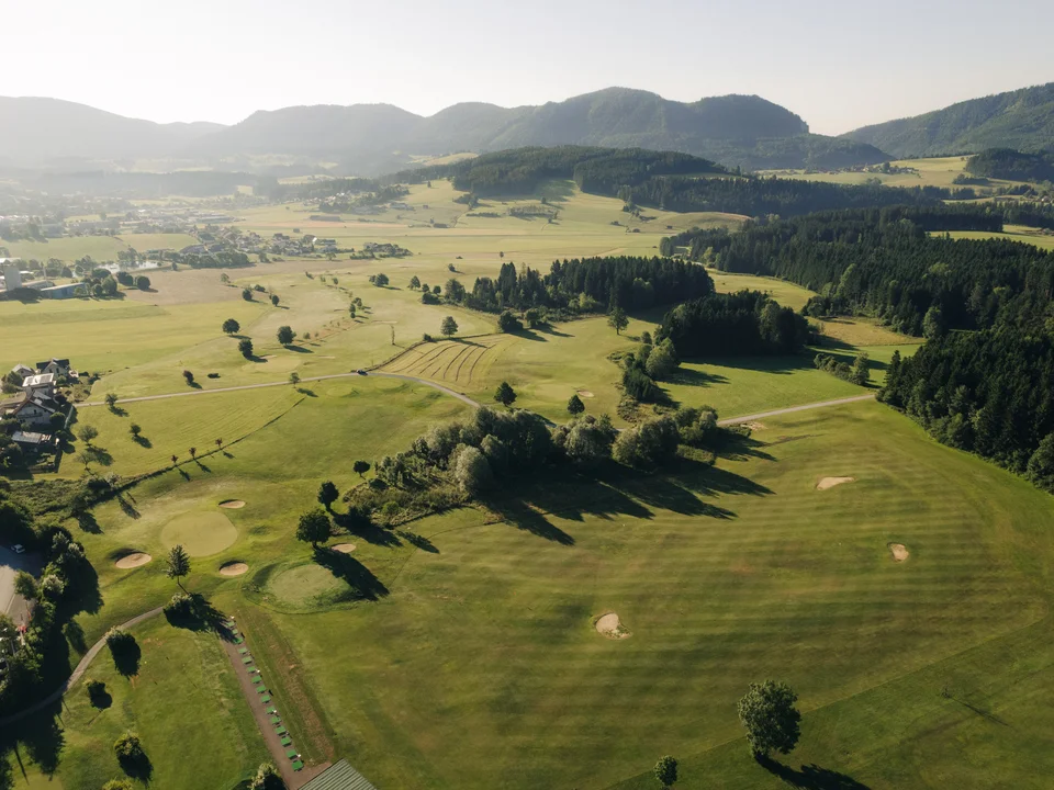 Luftaufnahme über den Golfplatz im Naturpark Almenland.