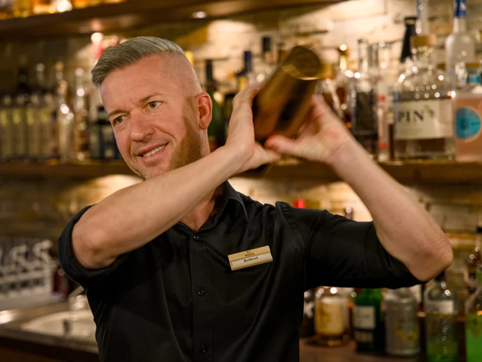 Cocktail-Klassiker an der Hotelbar im Naturpark Almenland.