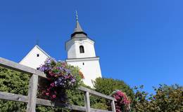 Kirche und Duftweg im Ortszentrum von St. Kathrein 