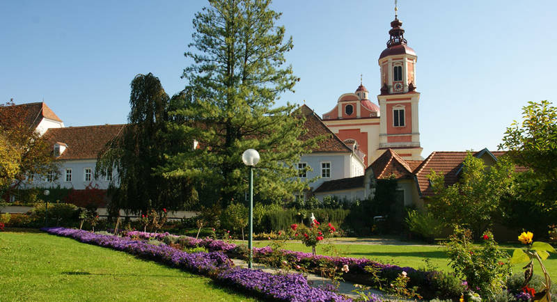 Die Pfarrkirche Pöllau mit Schlosspark
