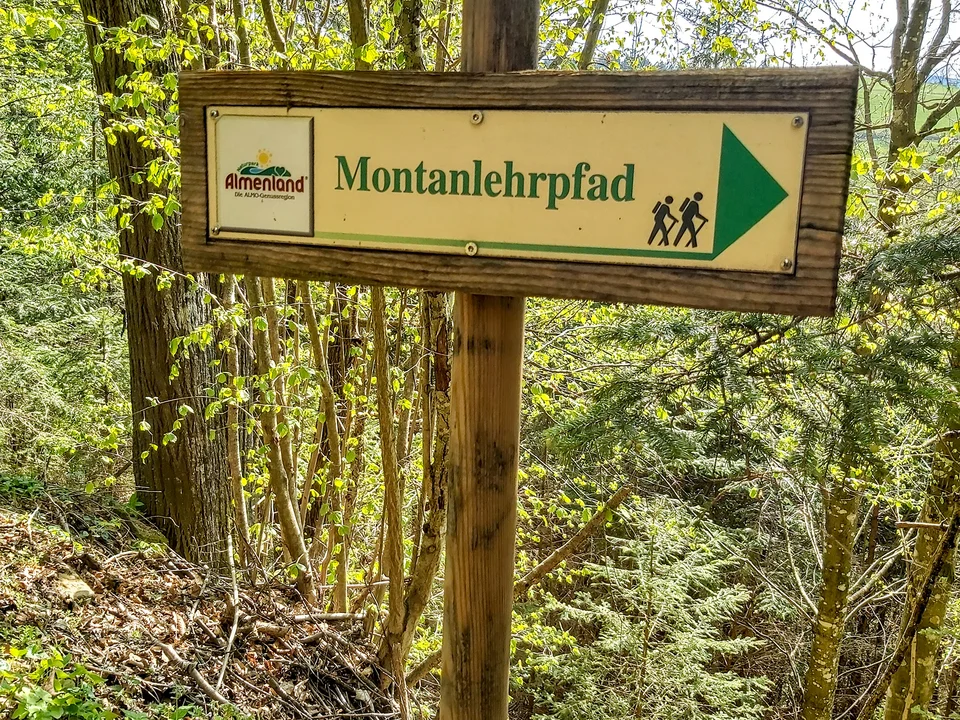 Wegweiser beim Montanlehrpfad in Arzberg.