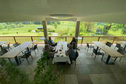 Große Terrasse mit Blick auf den Golfplatz