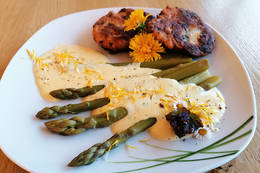 Löwenzahn Speck Bratlinge mit Spargel und Sauce Hollandaise