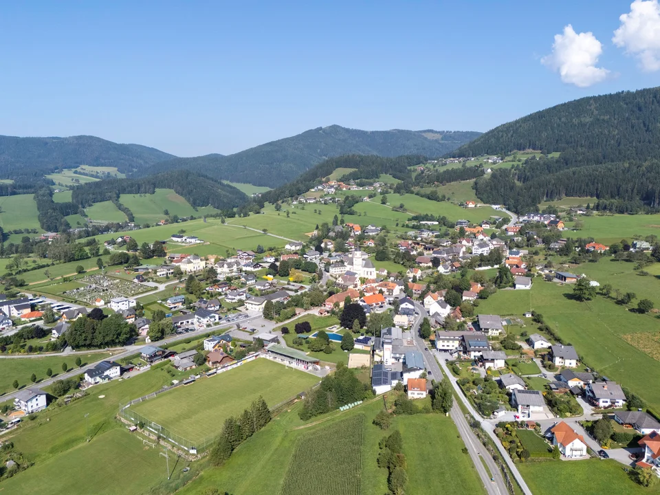 Ortsbild der Gemeinde Fladnitz an der Teichalm im Naturpark Almenland, © Oststeiermark Tourismus, Kurt Elmleitner