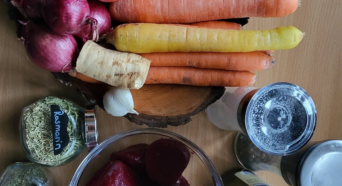 Zutaten für eine Ofengemüse Suppe aus dem Naturpark Almenland Zutaten für eine Ofengemüse Suppe aus dem Naturpark Almenland