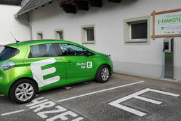 E-Auto auf Ladestation im Naturpark