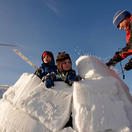 Iglu bauen im Neuschnee