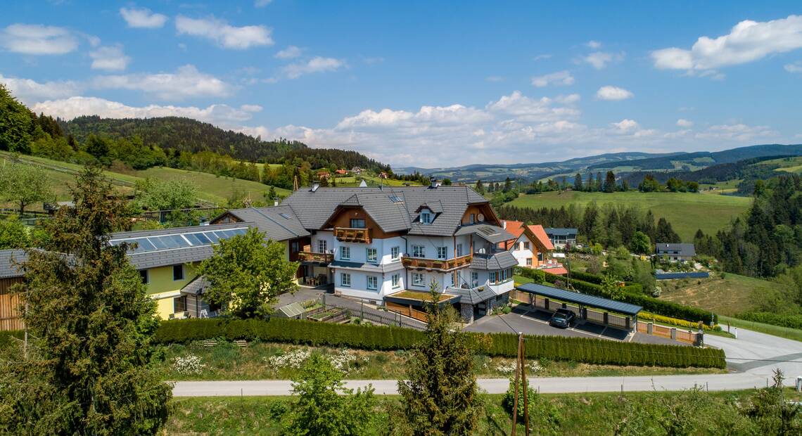 Hausansicht der Ferienwohnungen Perhofer in Sallegg bei Koglhof. Hausansicht der Ferienwohnungen Perhofer in Sallegg bei Koglhof.