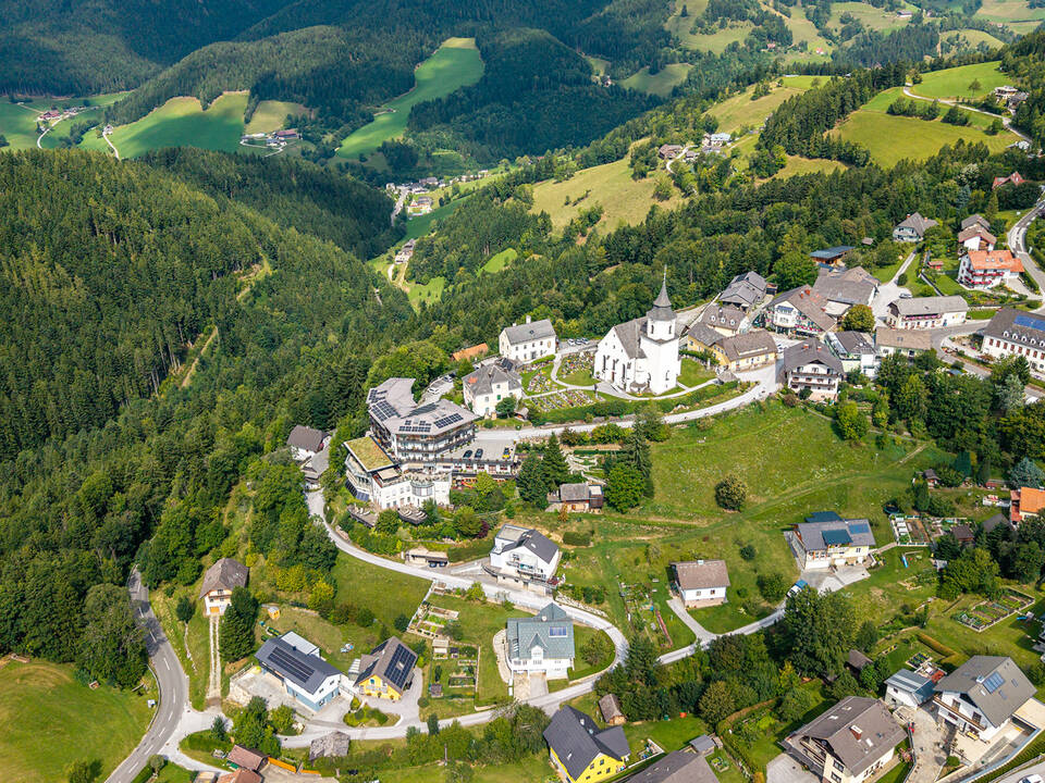 Das Dorf der Gemeinde St. Kathrein am Offenegg aus der Vogelperspektive.