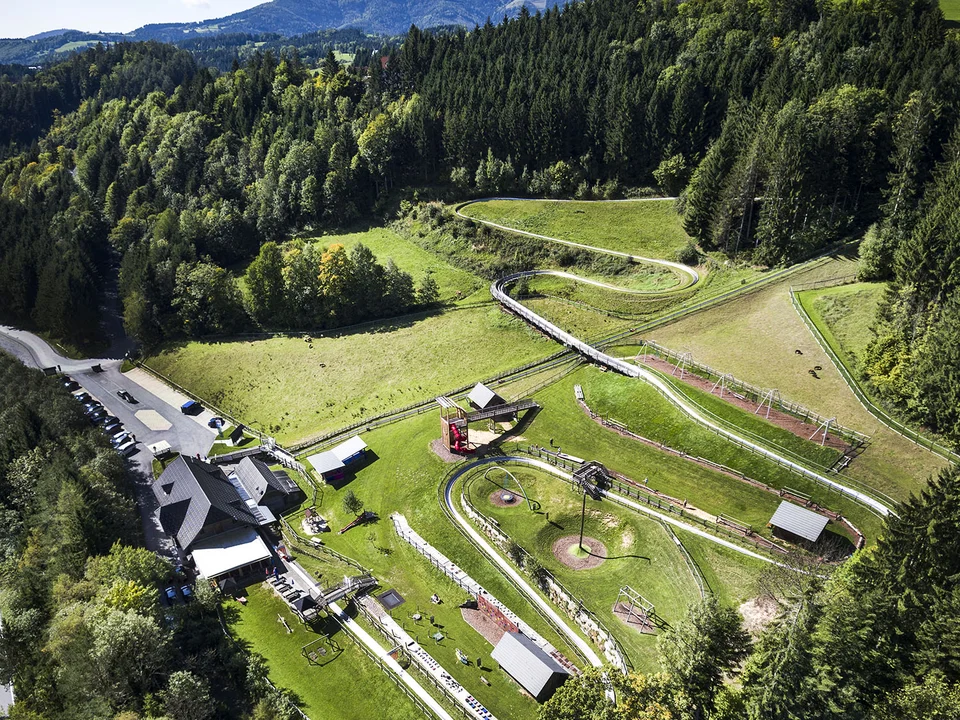 Übersichtsfoto vom Gelände der Sommerrodelbahn in Koglhof