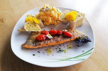 Löwenzahn Nudelroulade Gericht fertig Löwenzahn Nudelroulade Gericht fertig