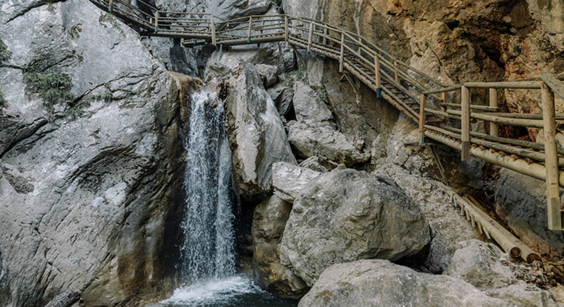 Wasserfall und Leitern in der Bärenschützklamm