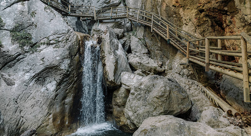 Wasserfall und Leitern in der Bärenschützklamm