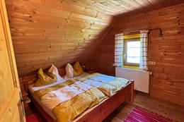 Schlafzimmer in der Stoakoglhütte auf der Sommeralm.