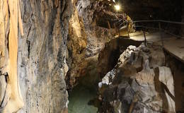 Unterirdischer Wasserlauf in der Lurgrotte Peggau