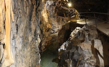 Unterirdischer Wasserlauf in der Lurgrotte Peggau