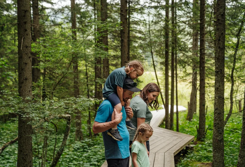 Familienwanderung am Moorlehrpfad auf der Teichalm.