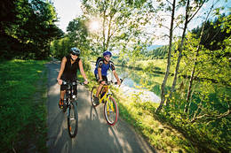 Driving along the Mur (c) Eisenschink Steiermark Tourismus