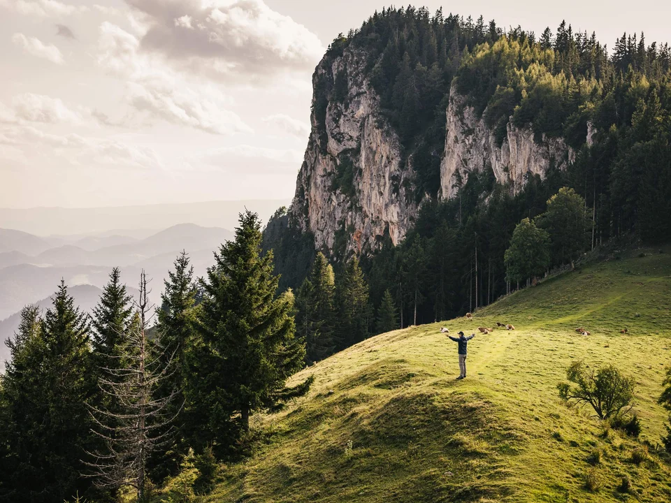 Wanderer mit Aussicht auf die Rote Wand im Naturpark Almenland.
