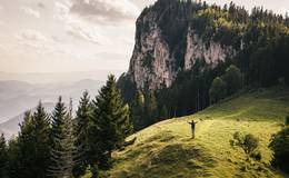 Wanderer mit Aussicht auf die Rote Wand im Naturpark Almenland.