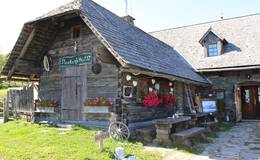 Die rustikale Stoakoglhütte auf der Sommeralm