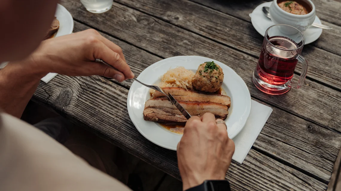 Schweinsbraten beim Steirischen Jokl auf der Teichalm