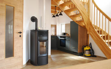Kamin und Küche im Ferienhaus Schirgi