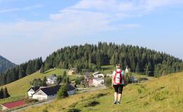 Sommeralm mit Dorf