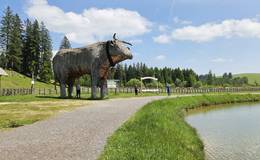 Teichalmsee mit Holzochse auf der Teichalm im Naturpark Almenland