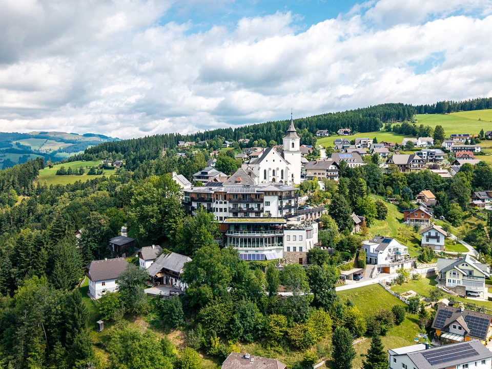 Drohnenaufnahme vom Ortszentrum St. Kathrein am Offenegg. Drohnenaufnahme vom Ortszentrum St. Kathrein am Offenegg.