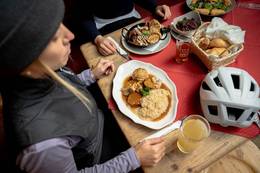 Mittagessen bei Radtour im Naturpark Almenland