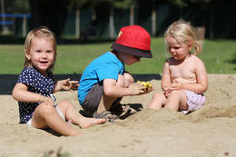 Kinder am Sandspielplatz im Flussbad St. Ruprecht