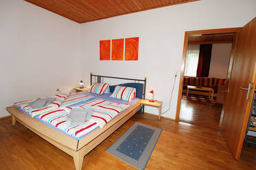 Schlafzimmer und Vorraum in der Ferienwohnung Gruber-Erdmann