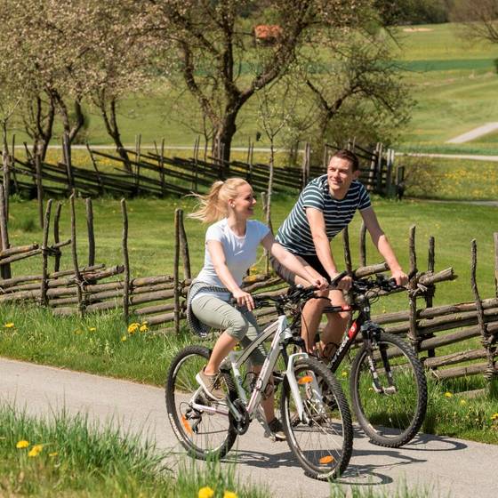 Radfahren neben dem Golfplatz