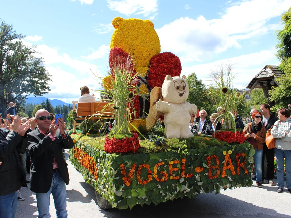 Blumenkorso mit dem Vogelbär in St. Kathrein am Offenegg.