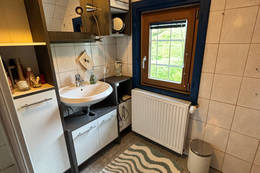 Badezimmer in der Stoakoglhütte auf der Sommeralm.