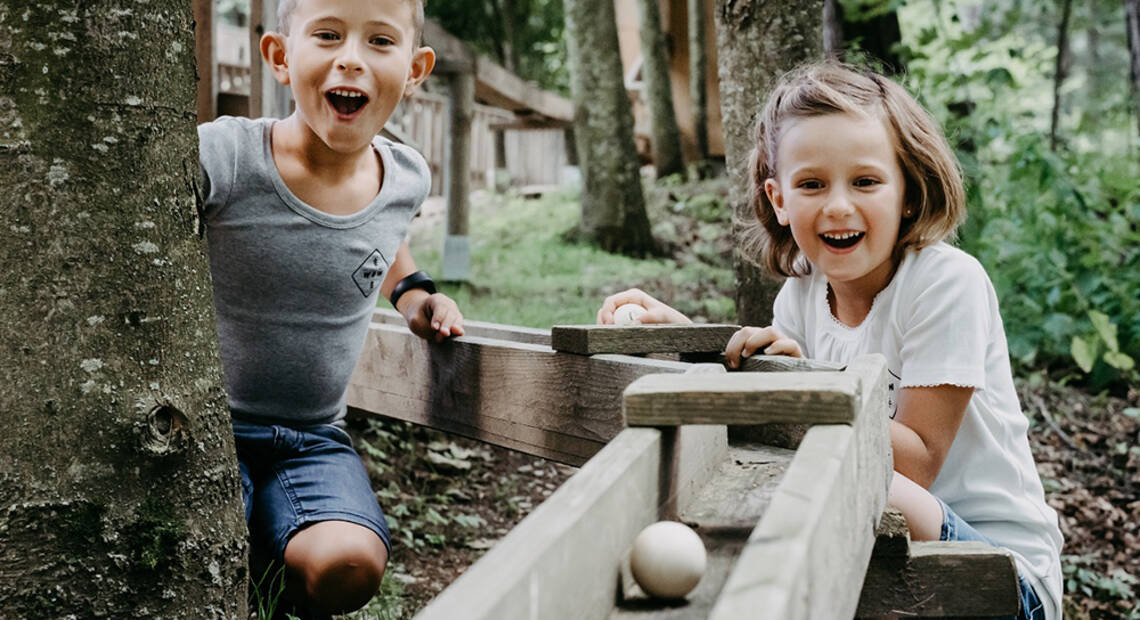 Kinder an der Holzkugelbahn