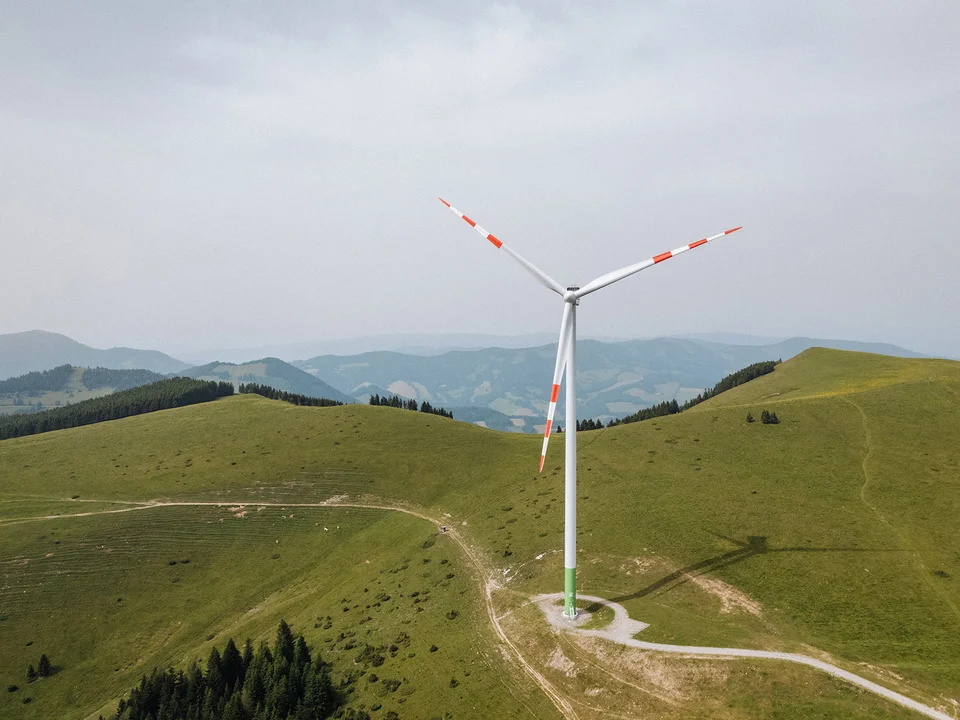 Die Sommeralm mit dem markanten Windrad im Naturpark Almenland. Die Sommeralm mit dem markanten Windrad im Naturpark Almenland.