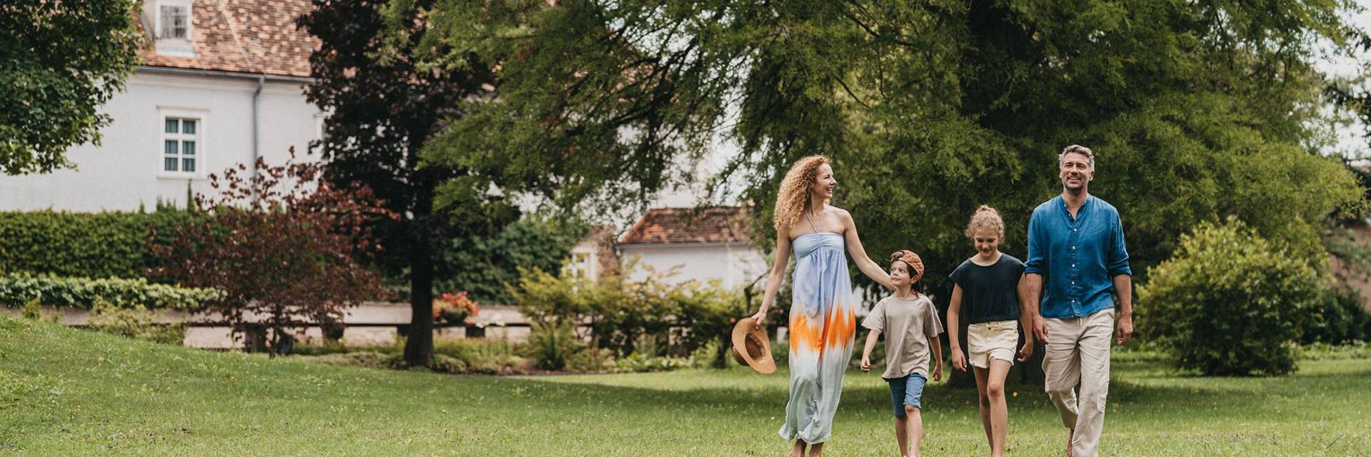 Eine Familie spaziert durch einen Park.