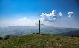 Gipfelkreuz in der Gemeinde Fladnitz an der Teichalm im Naturpark Almenland, © Oststeiermark Tourismus, Kurt Elmleitner