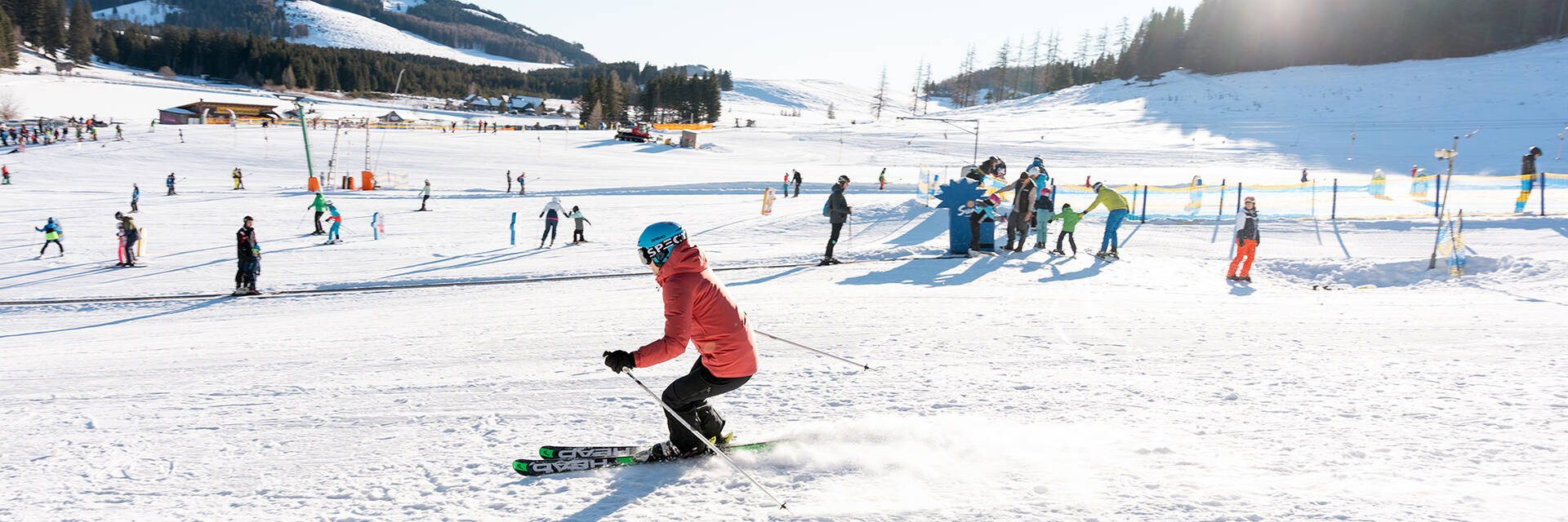 Skifahrer auf den Pisten bei den Teichalmliften im Naturpark Almenland.