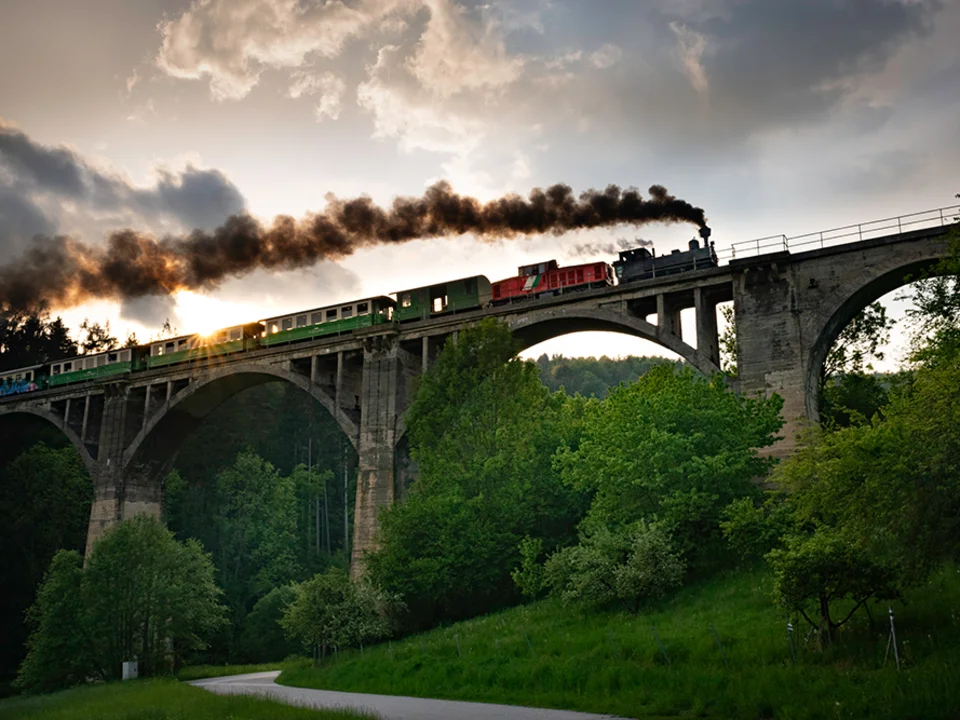 Die Feistritztalbahn fährt über die Grubbrücke.