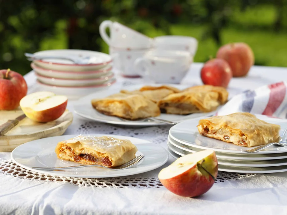 Herbstlicher Apfelstrudel aus frischen Äpfel.