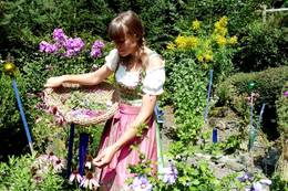 Sissy Sichart in den hängenden Gärten der Sulamith