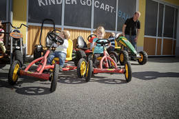 Kinder auf Go Karts