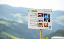 Info-Tafel auf dem Huab'n Theater-Rundweg im Naturpark Almenland